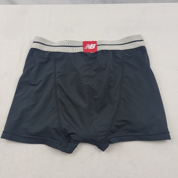 New Balance silky dri fit mesh breathable panel 2.5" Inseam  black size Medium - Picture 3 of 4
